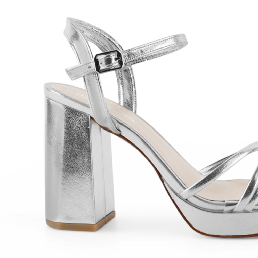 Vista trasera de tacón bloque ancho de 10cm en zapatilla plateada para mujer con pulsera ajustable al tobillo