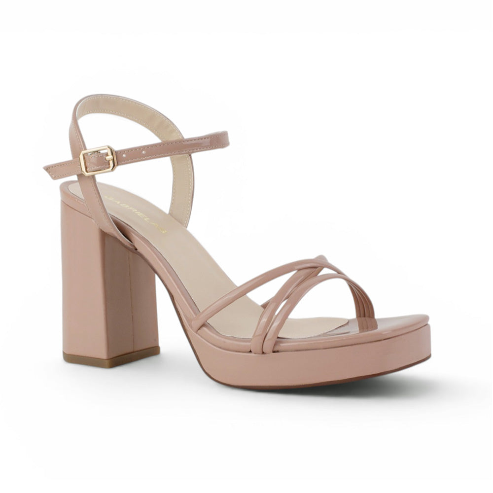 Vista diagonal de zapatilla nude para mujer con punta cuadrada tiras cruzadas y tacón medio de 10cm