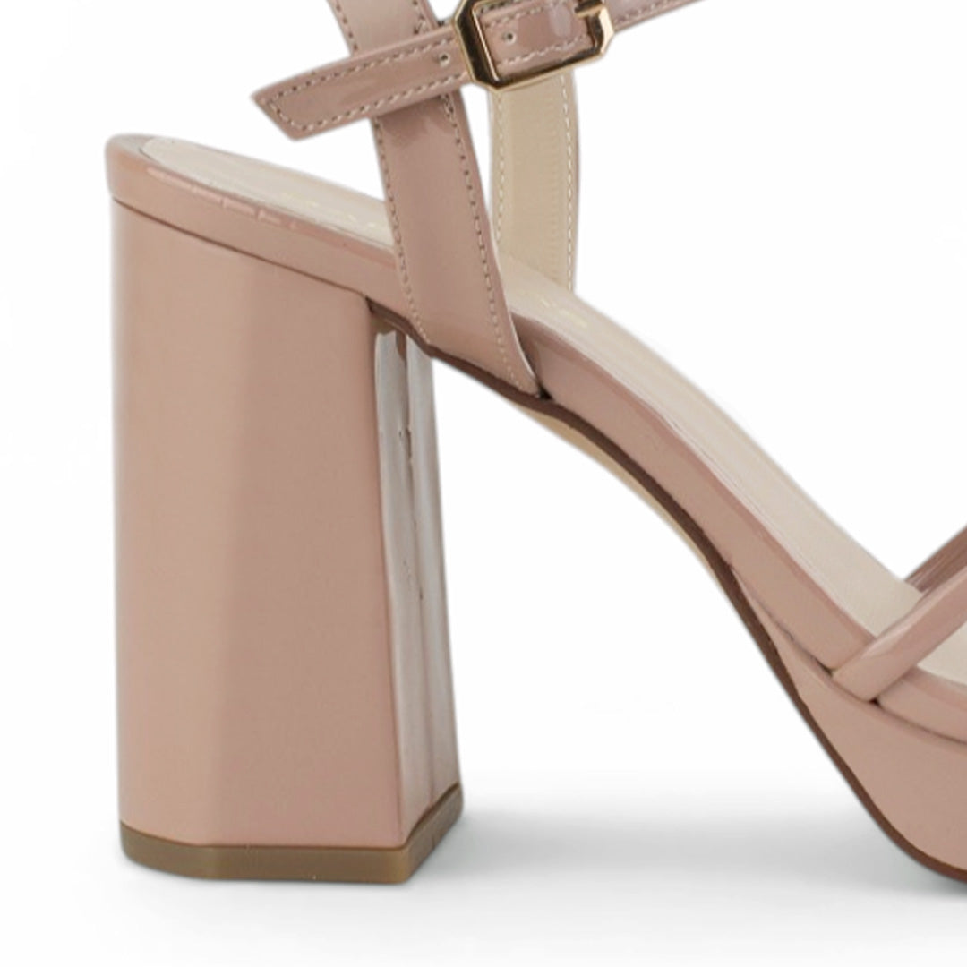 Vista trasera de tacón bloque ancho de 10cm en zapatilla nude para mujer con pulsera ajustable al tobillo