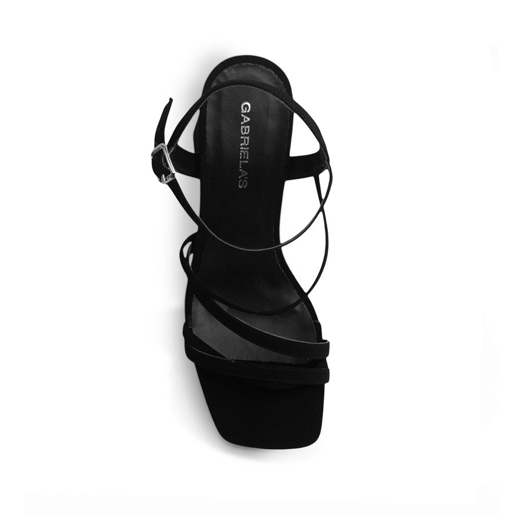 Vista superior de zapatilla negra para mujer con punta cuadrada tiras cruzadas y pulsera ajustable