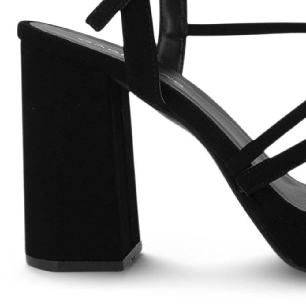 Vista trasera de tacón bloque medio de 10cm en zapatilla negra de punta cuadrada para mujer con pulsera ajustable