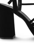 Vista trasera de tacón bloque medio de 10cm en zapatilla negra de punta cuadrada para mujer con pulsera ajustable