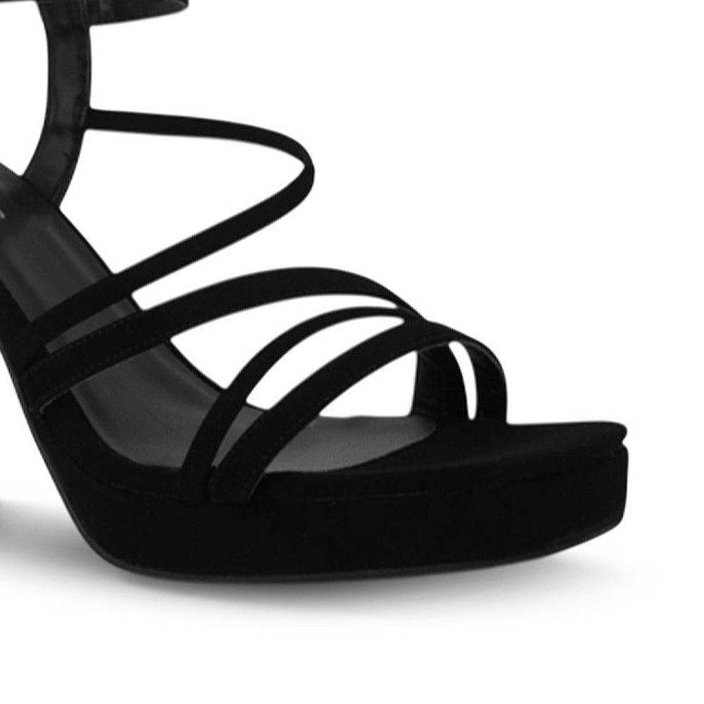 Vista a detalle de punta cuadrada en zapatilla negra para mujer con tiras cruzadas pulsera y tacón bloque de 10cm