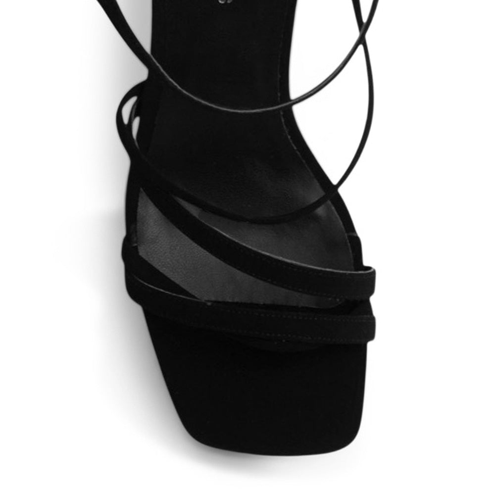 Vista de material buck en zapatilla negra para mujer con punta cuadrada tiras y taco medio de 10cm
