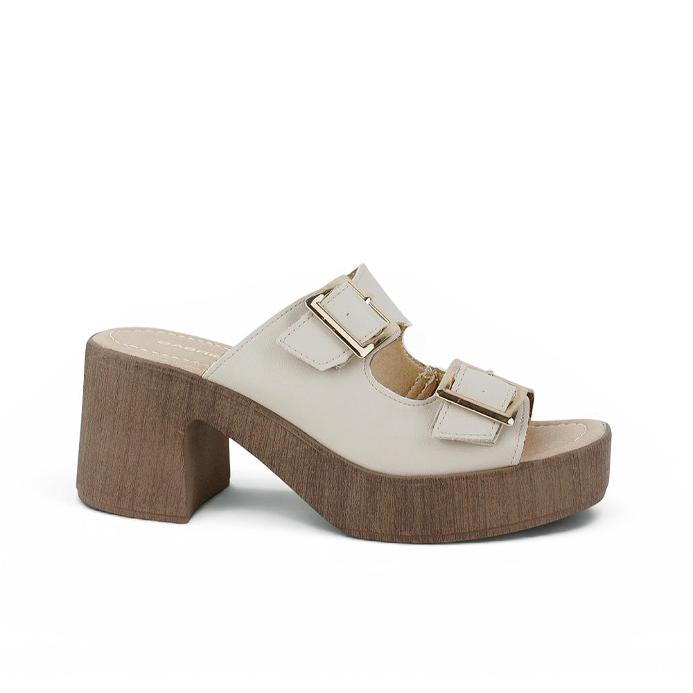 Vista lateral de zapatilla beige con doble correa hebillas cuadradas y tacon ancho de 8cm