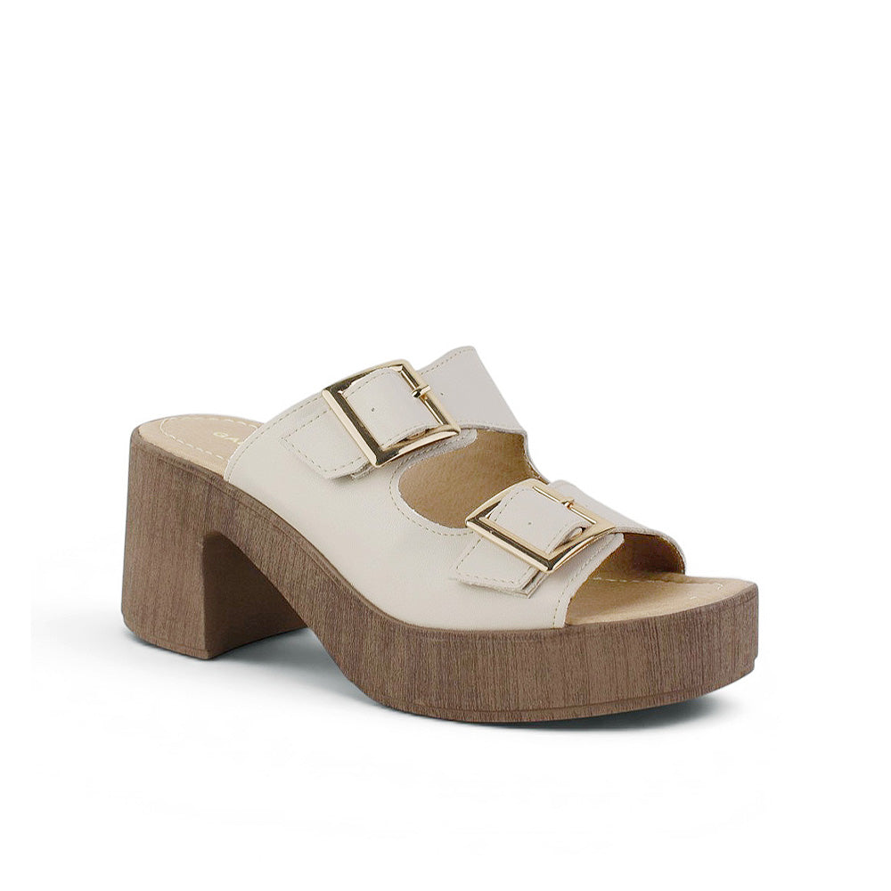 Vista diagonal de zapatilla beige de diseño descubierto para mujer con doble correa hebilla ajustable y tacón grueso de 8cm