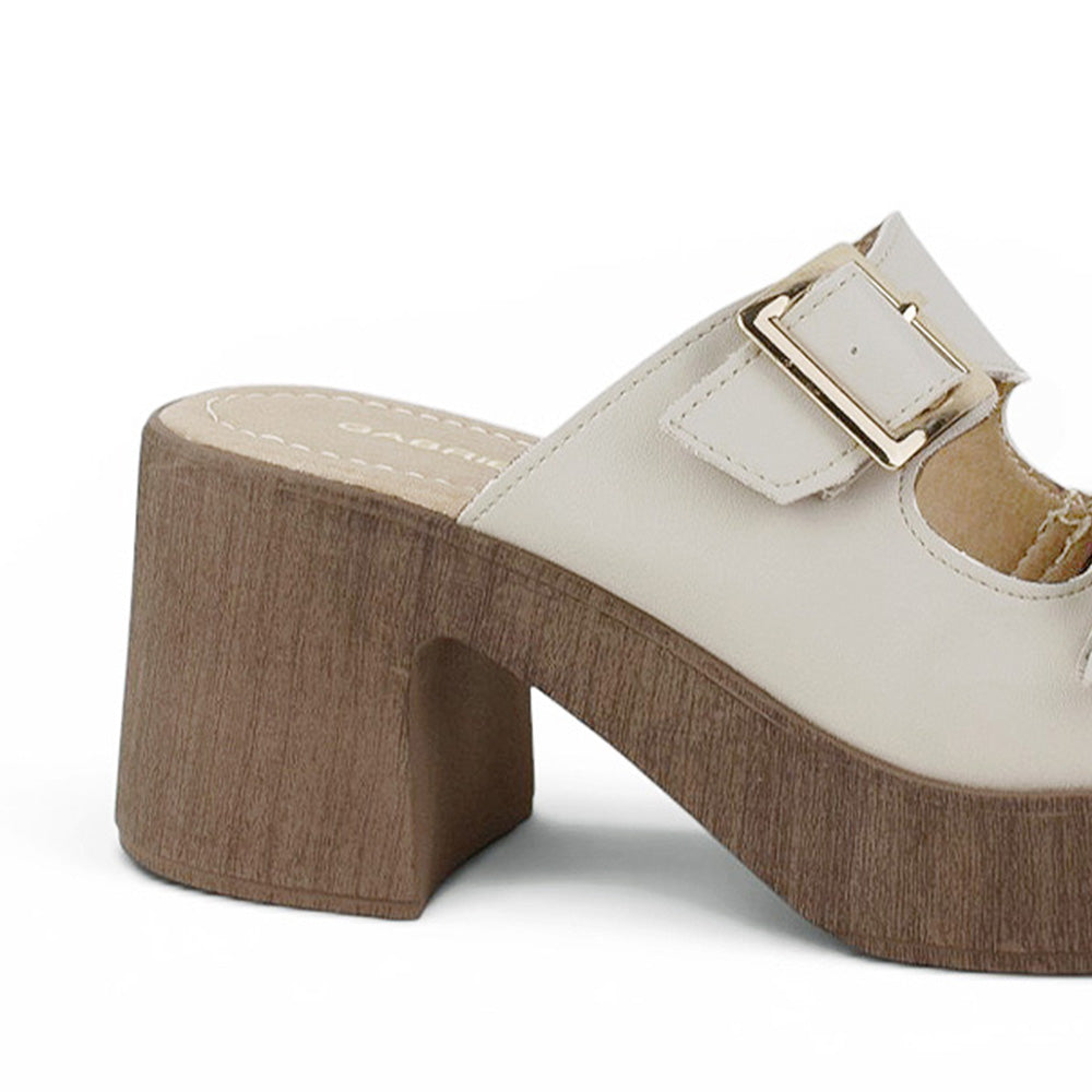 Vista trasera de tacón grueso medio de 8cm en zapatilla beige de diseño descubierto con doble correa  y hebillas ajustables cuadradas