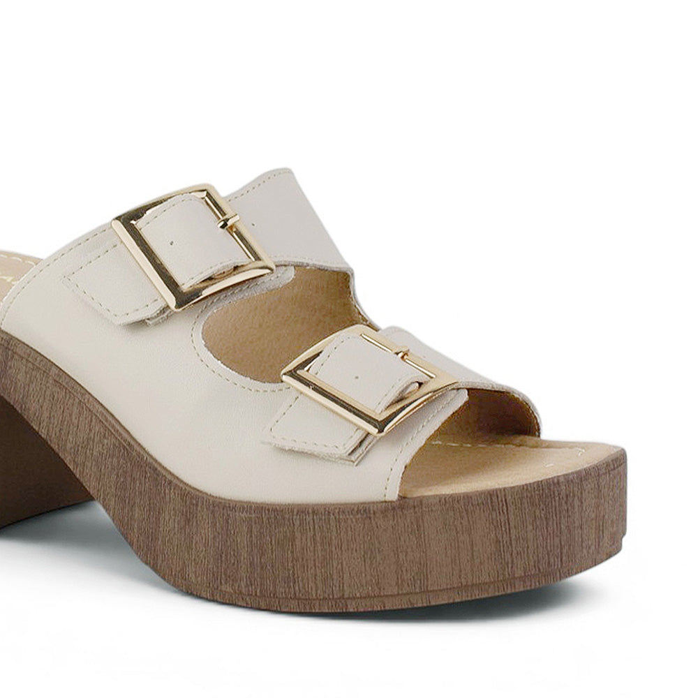 Vista a detalle de doble correa con hebillas ajustables en zapatilla beige para mujer con plataforma al frente y tacón grueso de 8cm