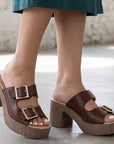 Zapatillas beige de diseño descubierto para mujer con doble correa hebillas grandes ajustable y tacón grueso de 8cm