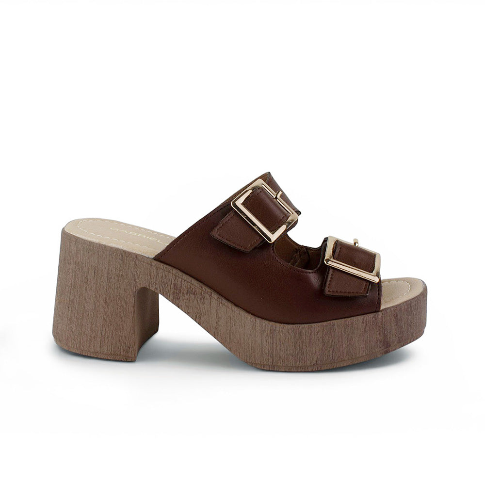Vista lateral de zapatilla café con doble correa hebillas cuadradas y tacon ancho de 8cm