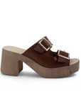 Vista lateral de zapatilla café con doble correa hebillas cuadradas y tacon ancho de 8cm