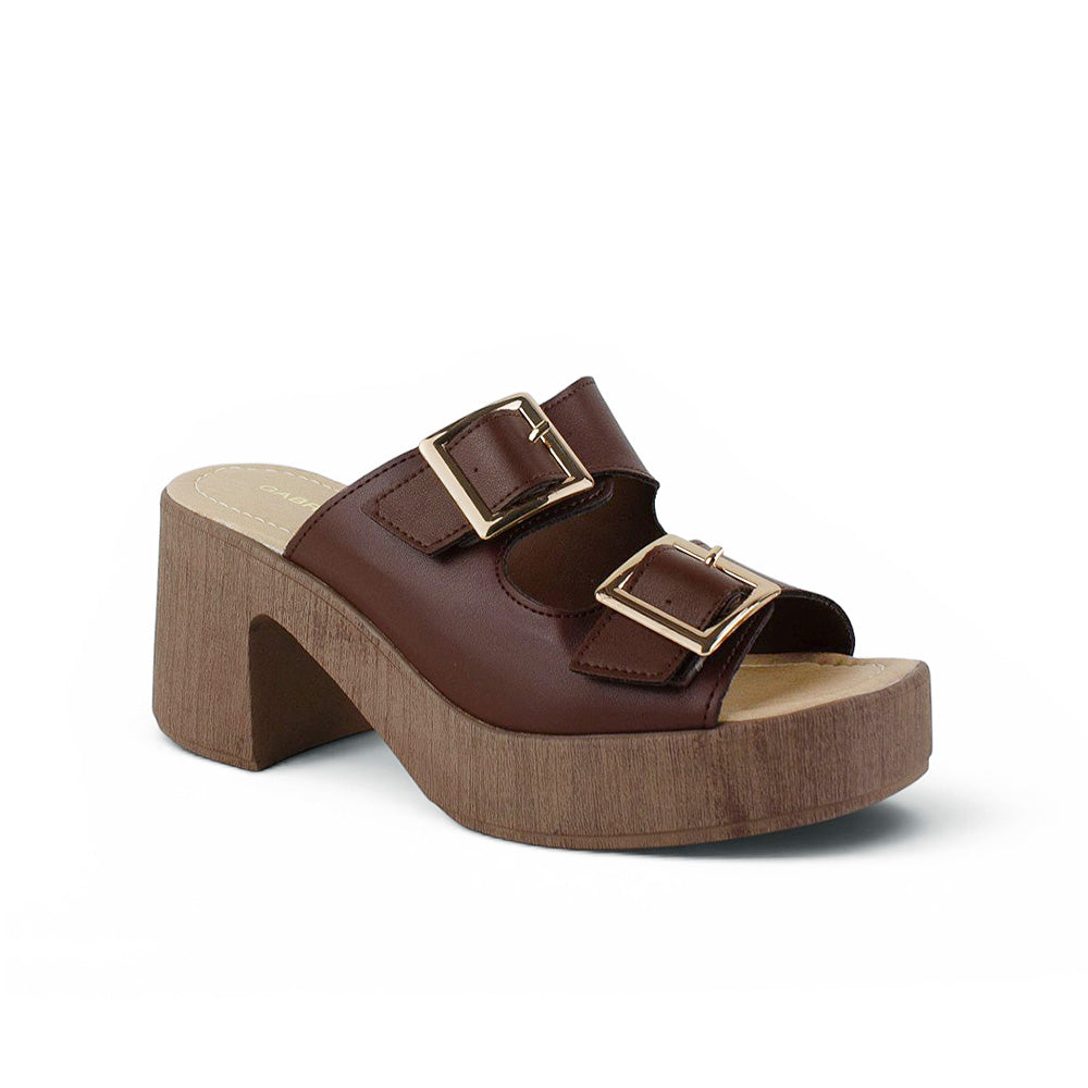 Vista diagonal de zapatilla café de diseño descubierto para mujer con doble correa hebilla ajustable y tacón grueso de 8cm
