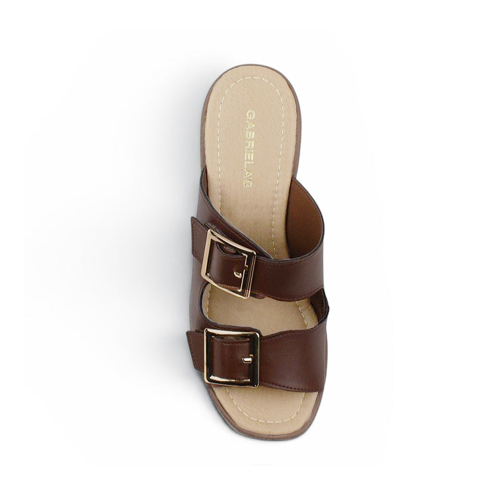 Vista superior de zapatilla café para mujer de diseño descubierto con doble correa y hebillas ajustables cuadradas 