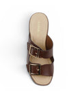 Vista superior de zapatilla café para mujer de diseño descubierto con doble correa y hebillas ajustables cuadradas 
