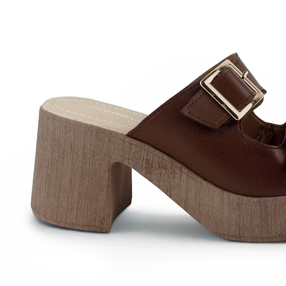 Vista trasera de tacón grueso medio de 8cm en zapatilla café de diseño descubierto con doble correa  y hebillas ajustables cuadradas