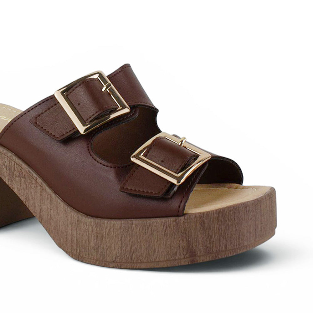 Vista a detalle de doble correa con hebillas ajustables en zapatilla café para mujer con plataforma al frente y tacón grueso de 8cm