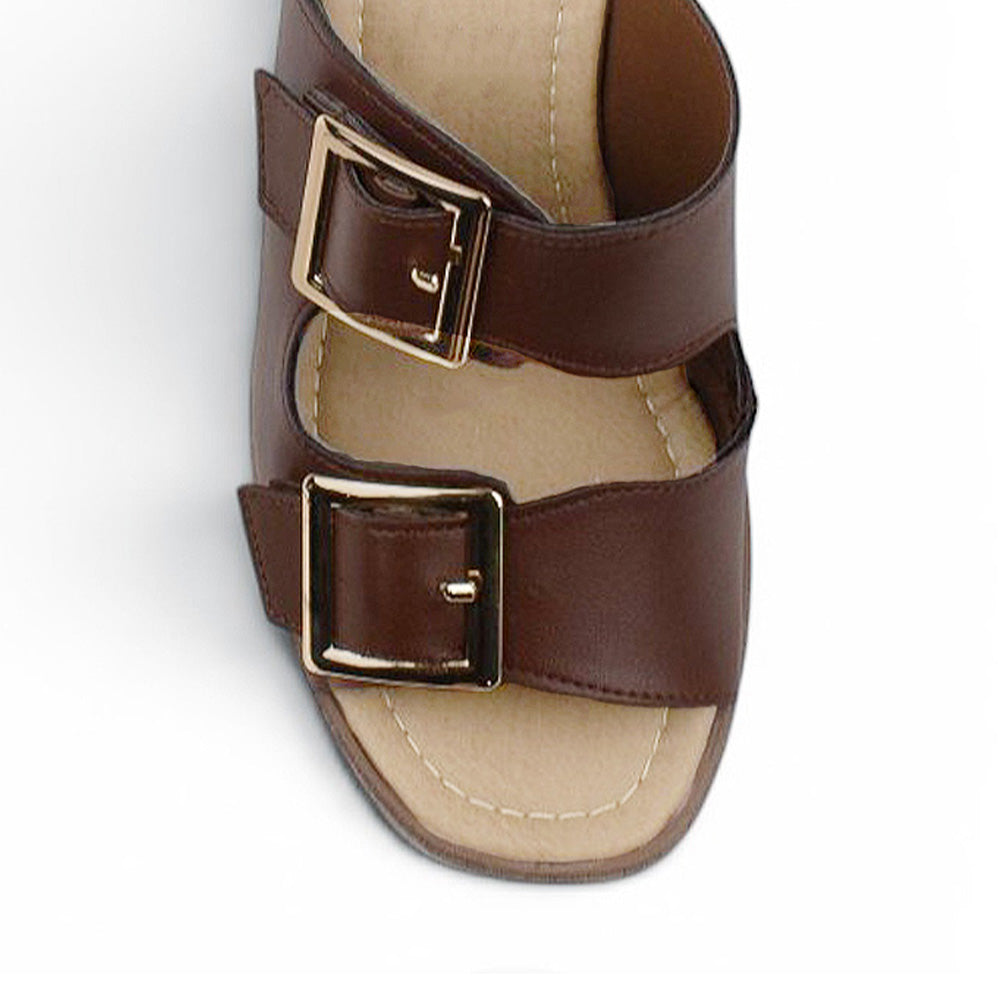 Vista de material sintético en zapatilla café para mujer con doble correa hebillas ajustables cuadradas y tacón grueso de 8cm