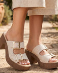 Zapatillas beige de diseño descubierto para mujer con doble correa hebillas grandes ajustable y tacón grueso de 8cm
