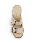 Vista superior de zapatilla beige para mujer de diseño descubierto con doble correa y hebillas ajustables cuadradas 