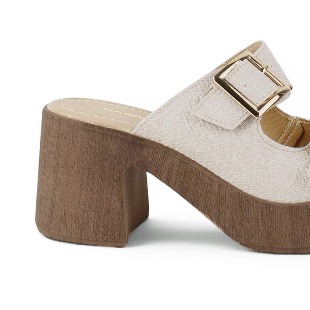 Vista trasera de tacón grueso medio de 8cm en zapatilla beige de diseño descubierto con doble correa  y hebillas ajustables cuadradas