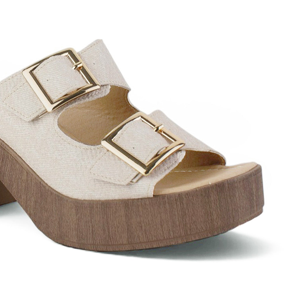 Vista a detalle de doble correa con hebillas ajustables en zapatilla beige para mujer con plataforma al frente y tacón grueso de 8cm
