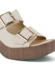 Vista a detalle de doble correa con hebillas ajustables en zapatilla beige para mujer con plataforma al frente y tacón grueso de 8cm
