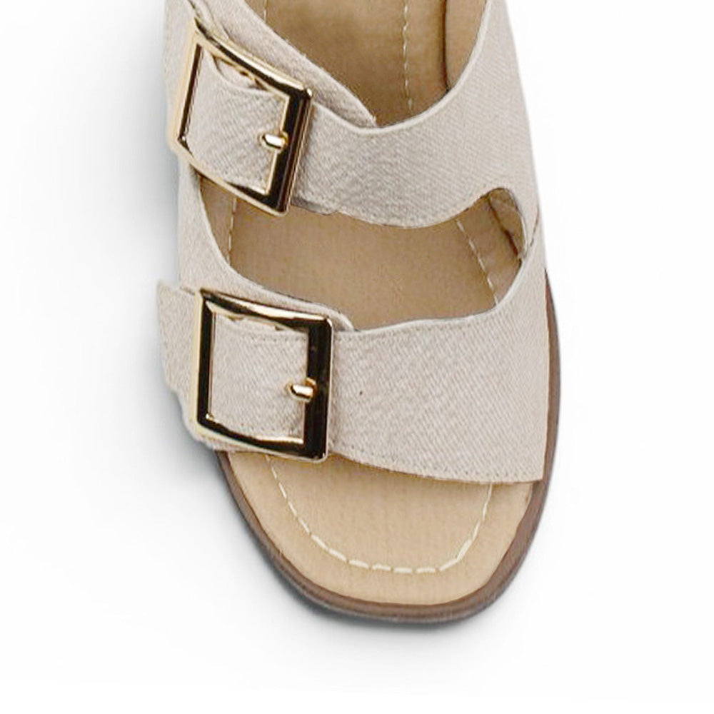 Vista de material sintético en zapatilla beige para mujer con doble correa hebillas ajustables cuadradas y tacón grueso de 8cm