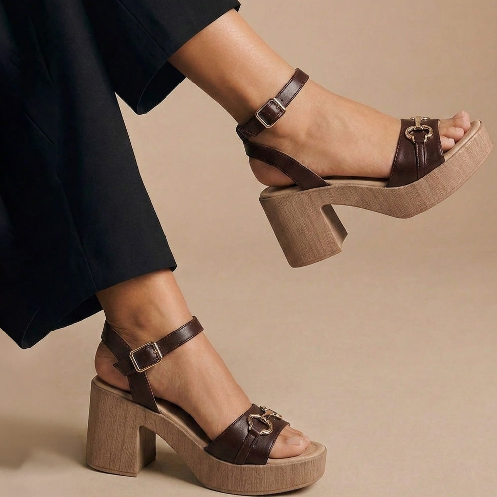 Zapatillas cafes para mujer de diseño descubierto con tacón ancho de 7cm y herraje 