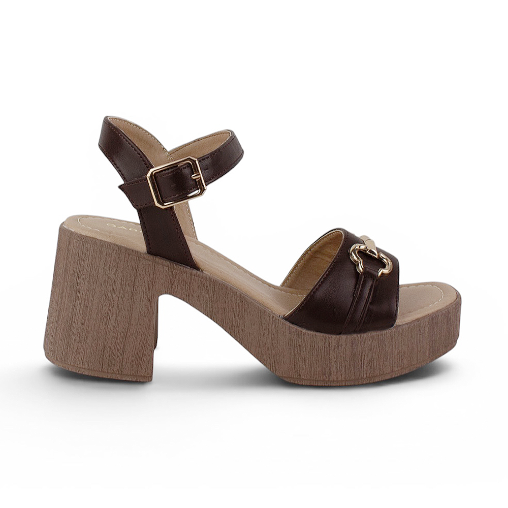 Vista lateral de zapatilla café para mujer con herraje tacón ancho de 7cm de diseño descubierto y pulsera ajustable al tobillo de hebilla cuadrada