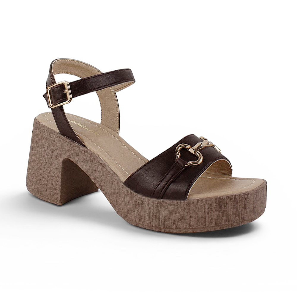 Vista diagonal de zapatilla café de diseño descubierto para mujer con punta redonda herraje al frente tacón ancho de 7cm y pulsera ajustable