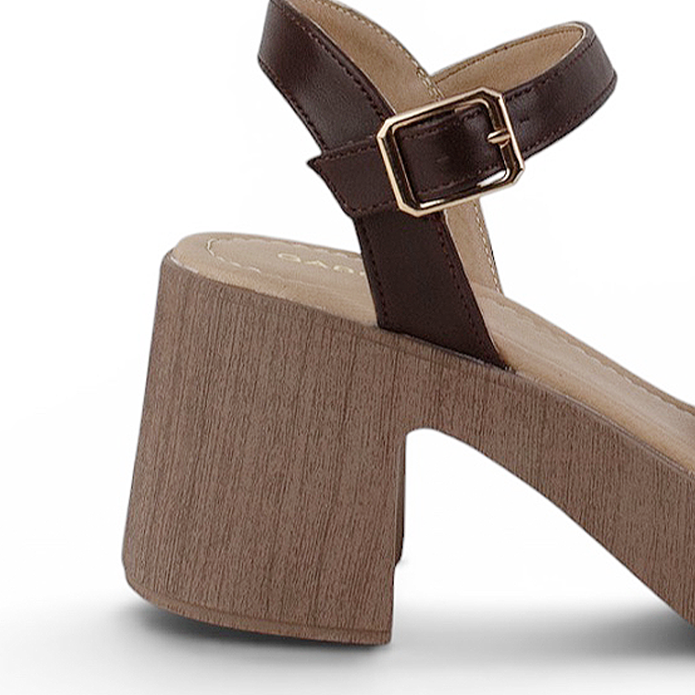 Vista trasera de tacón ancho medio de 7cm en zapatilla café para mujer con hebilla cuadrada en pulsera ajustable y herraje al frente