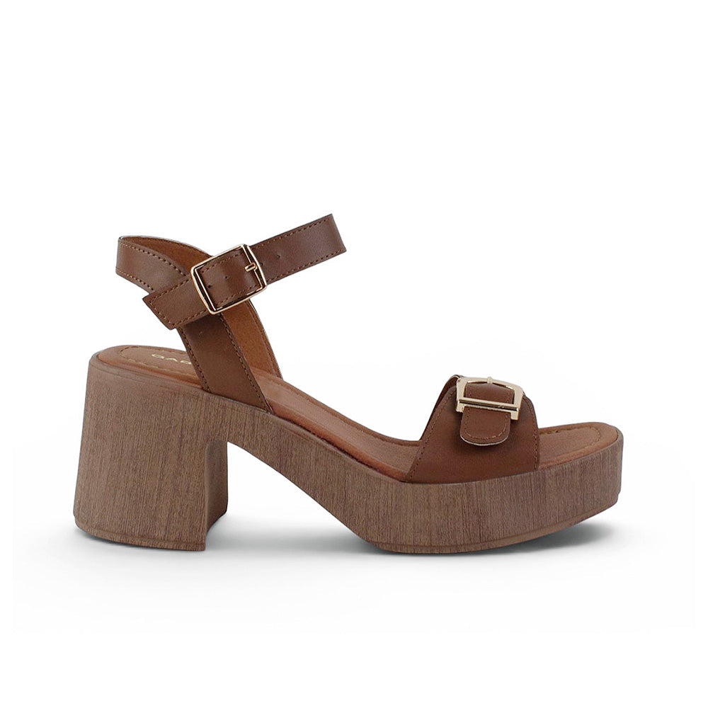 Vista lateral de zapatilla café para mujer de correa ajustable con hebilla y tacón ancho de 7cm