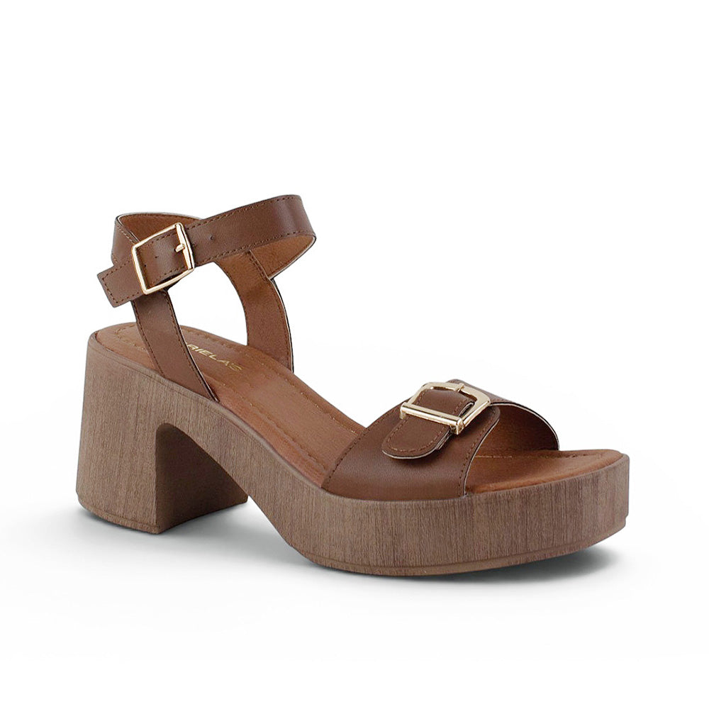 Vista diagonal de zapatilla café para mujer de pulsera ajustable con tacón ancho medio de 7cm