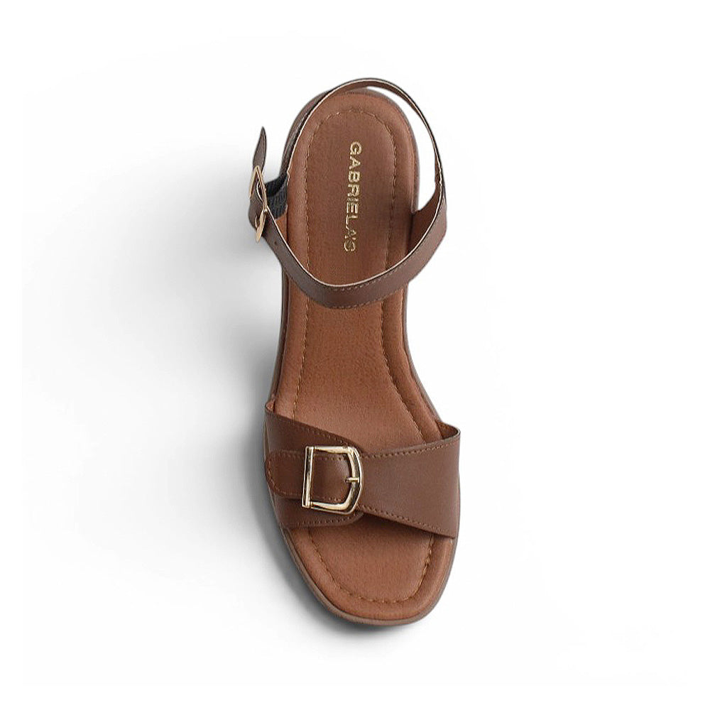 Vista superior de zapatilla café de diseño descubierto para mujer con correa ajustable y hebilla metálica 