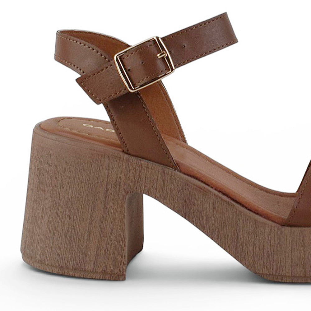 Vista trasera de tacón ancho medio de 7cm en zapatilla café para mujer con pulsera ajustable al tobillo