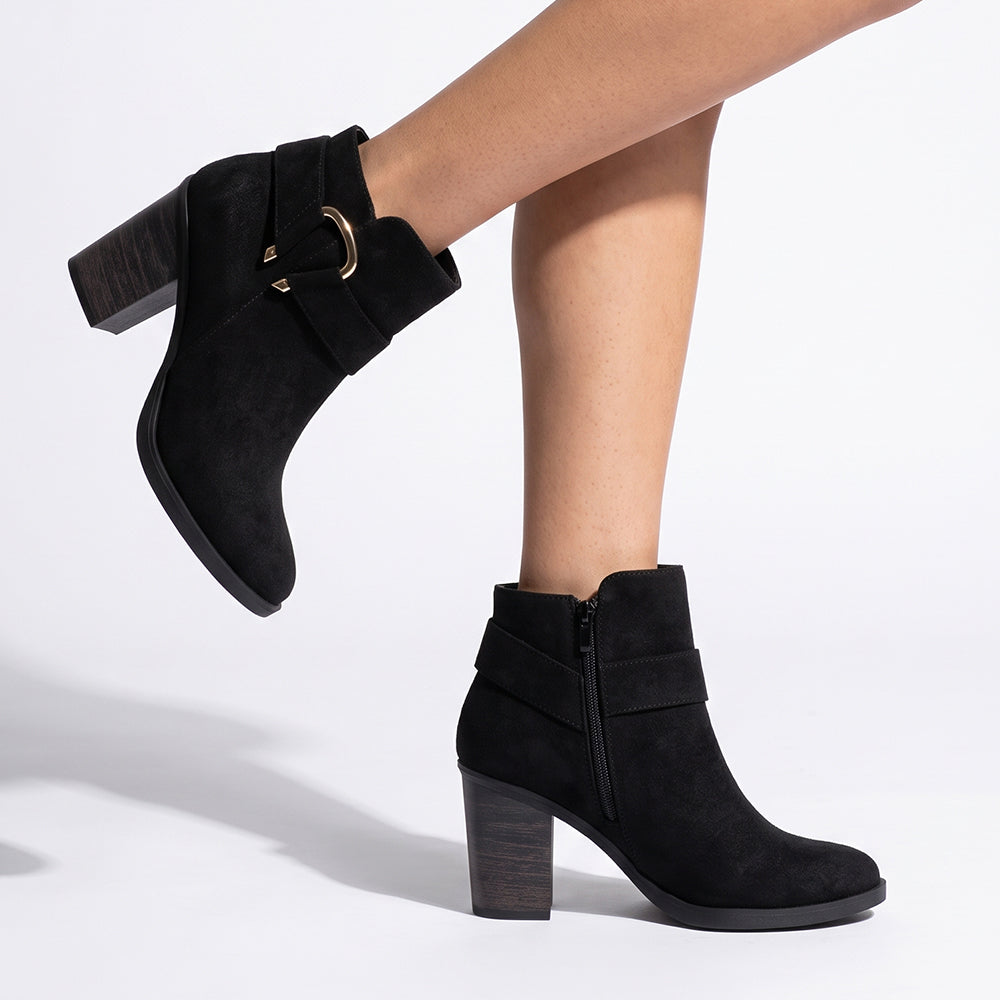 Botines negros con detalle metálico lateral y tacón medio 8cm para dama 