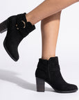 Botines negros con detalle metálico lateral y tacón medio 8cm para dama 