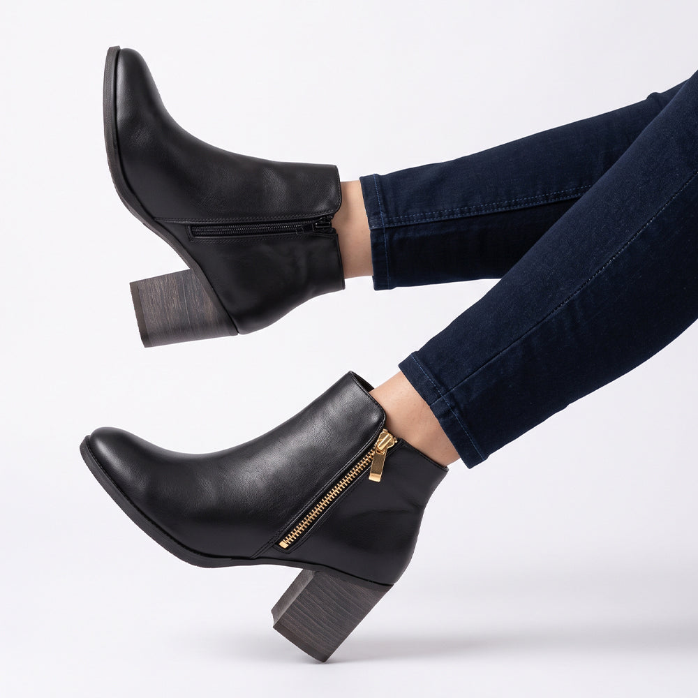 Botines negros para dama con dos cierres, uno decorativo y otro funcional de tacón medio 8cm. 