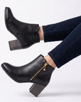 Botines negros para dama con dos cierres, uno decorativo y otro funcional de tacón medio 8cm. 