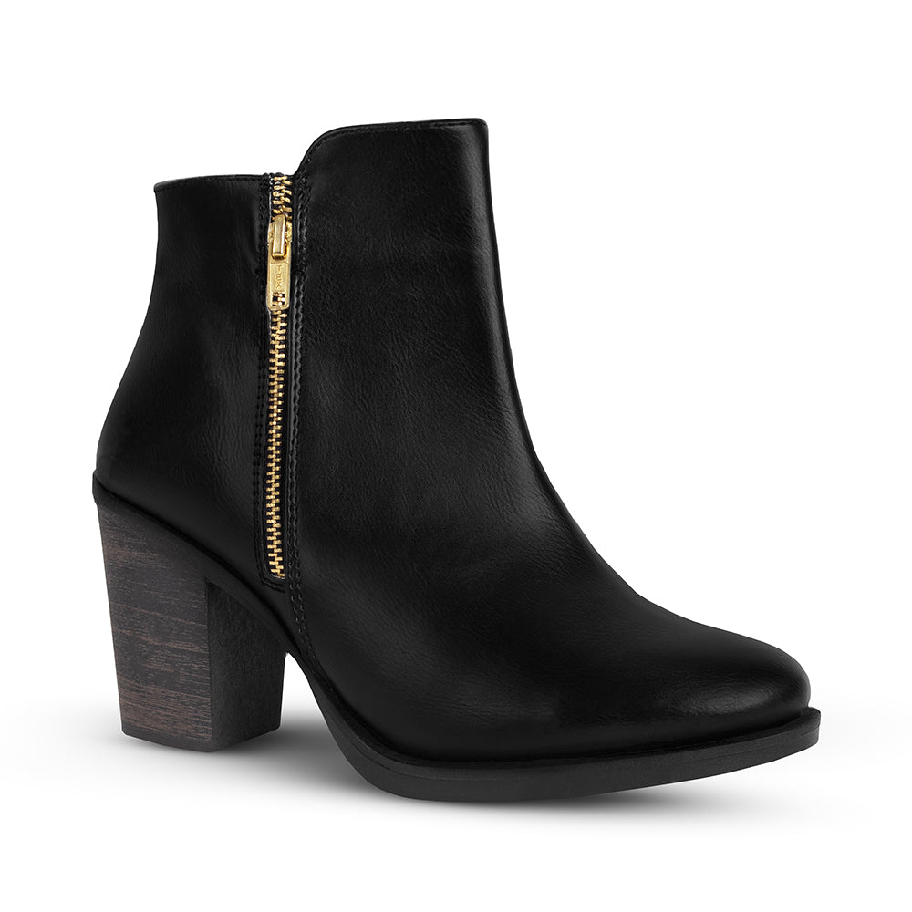 Vista diagonal del botin negro con punta estilizada tacón medio 8cm y cierre metalico decorativo para dama 