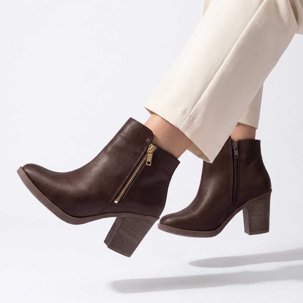 Botines cafés para dama con dos cierres, uno decorativo y otro funcional de tacón medio 8cm. 