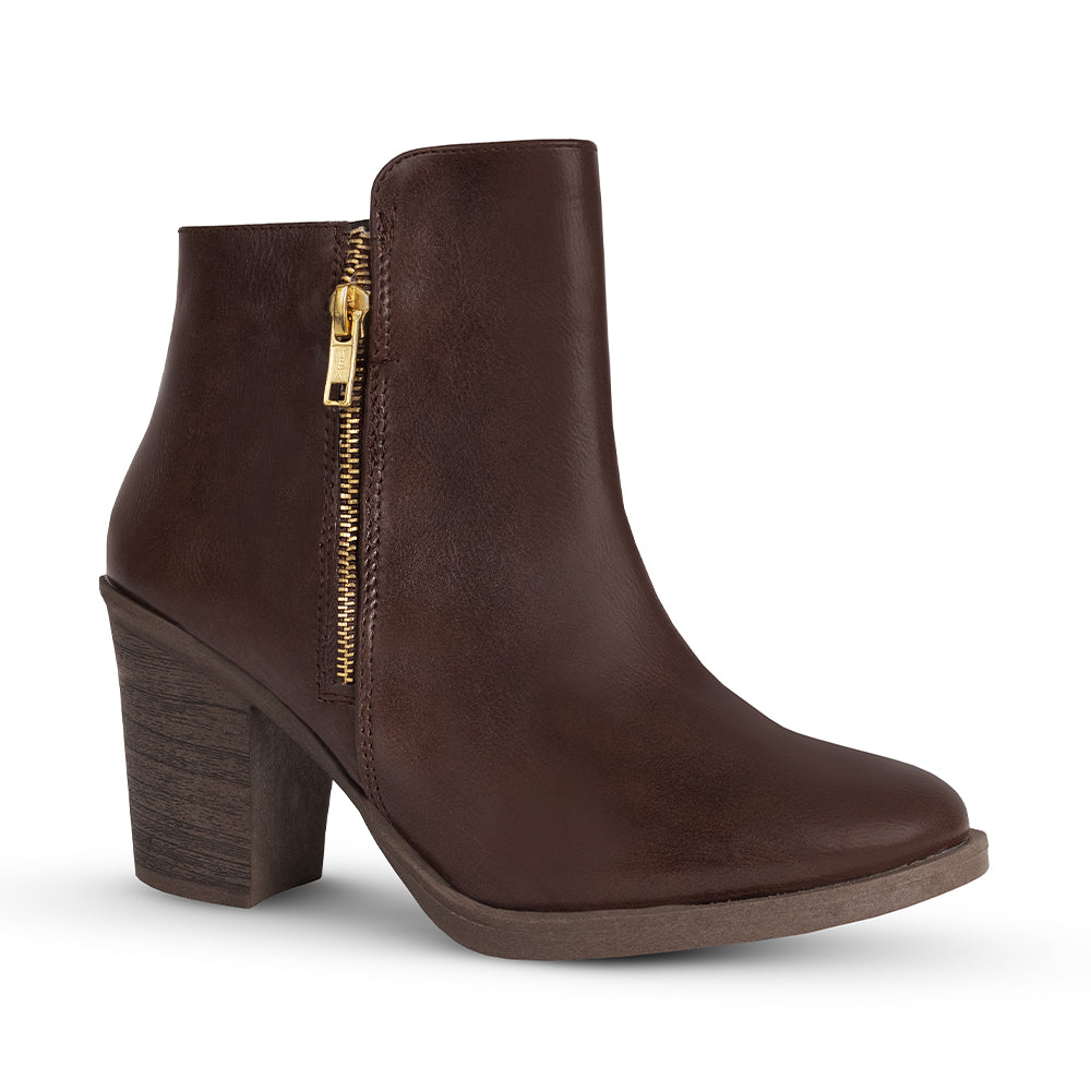 Vista diagonal del botin café con punta estilizada tacón medio 8cm y cierre metalico decorativo para dama 