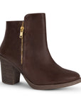 Vista diagonal del botin café con punta estilizada tacón medio 8cm y cierre metalico decorativo para dama 