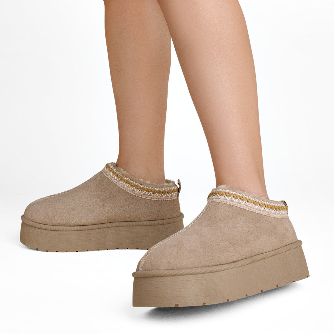 Botines beige tipo zuecos para dama con detalle trenzado, peluche y plataforma baja 5cm 