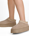 Botines beige tipo zuecos para dama con detalle trenzado, peluche y plataforma baja 5cm 