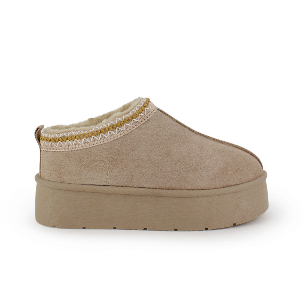 Vista lateral del botín beige tipo zueco para dama con detalle trenzado y plataforma baja 5cm 