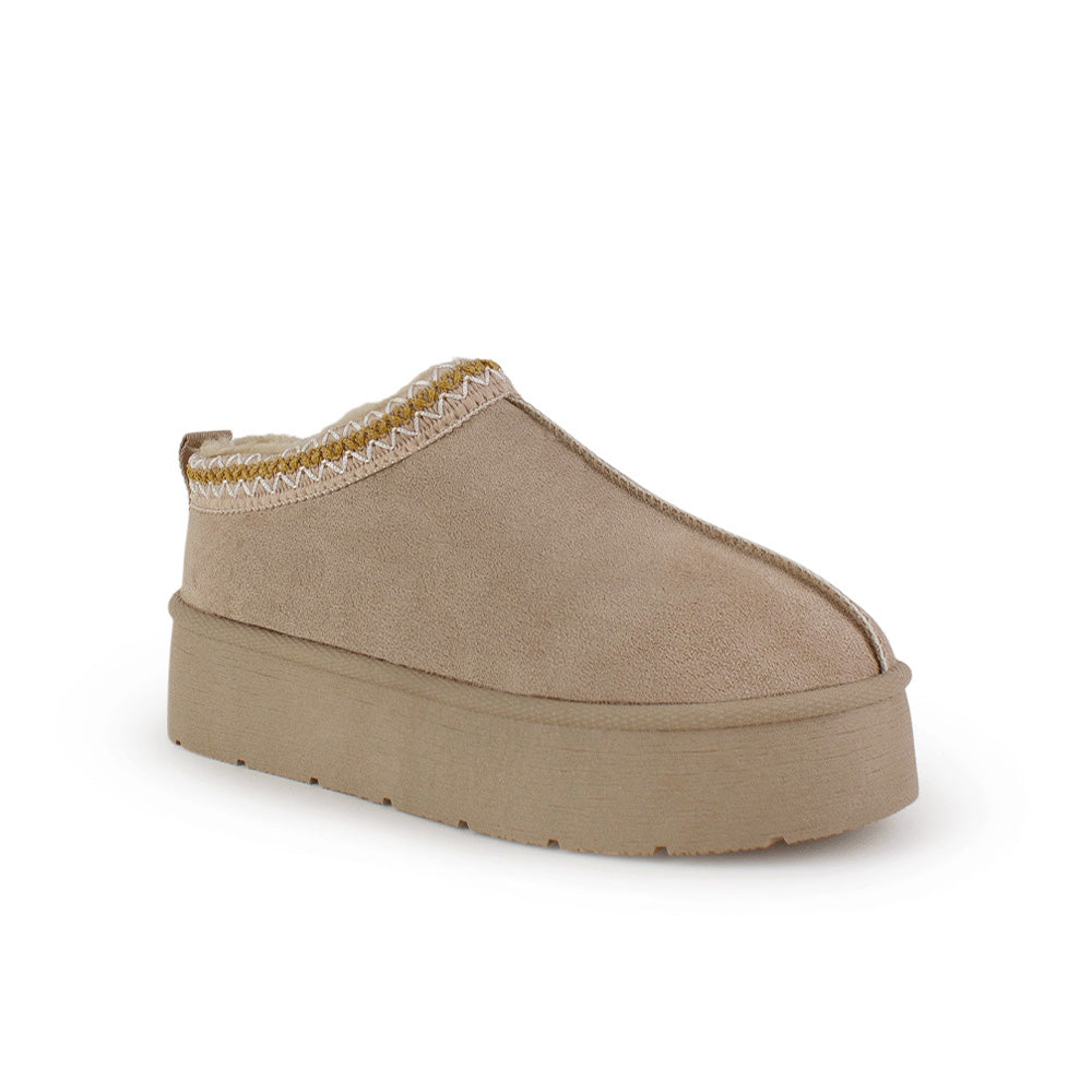 Vista diagonal del botín beige tipo zueco para dama con plataforma baja 5cm y detalle trenzado