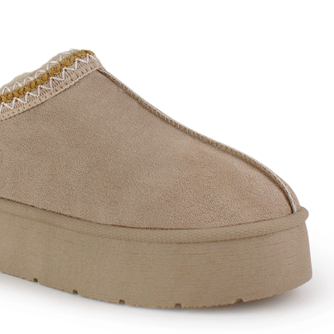 Detalle del material sintético en el botín beige tipo zueco con plataforma baja 5cm y detalle trenzado para dama 