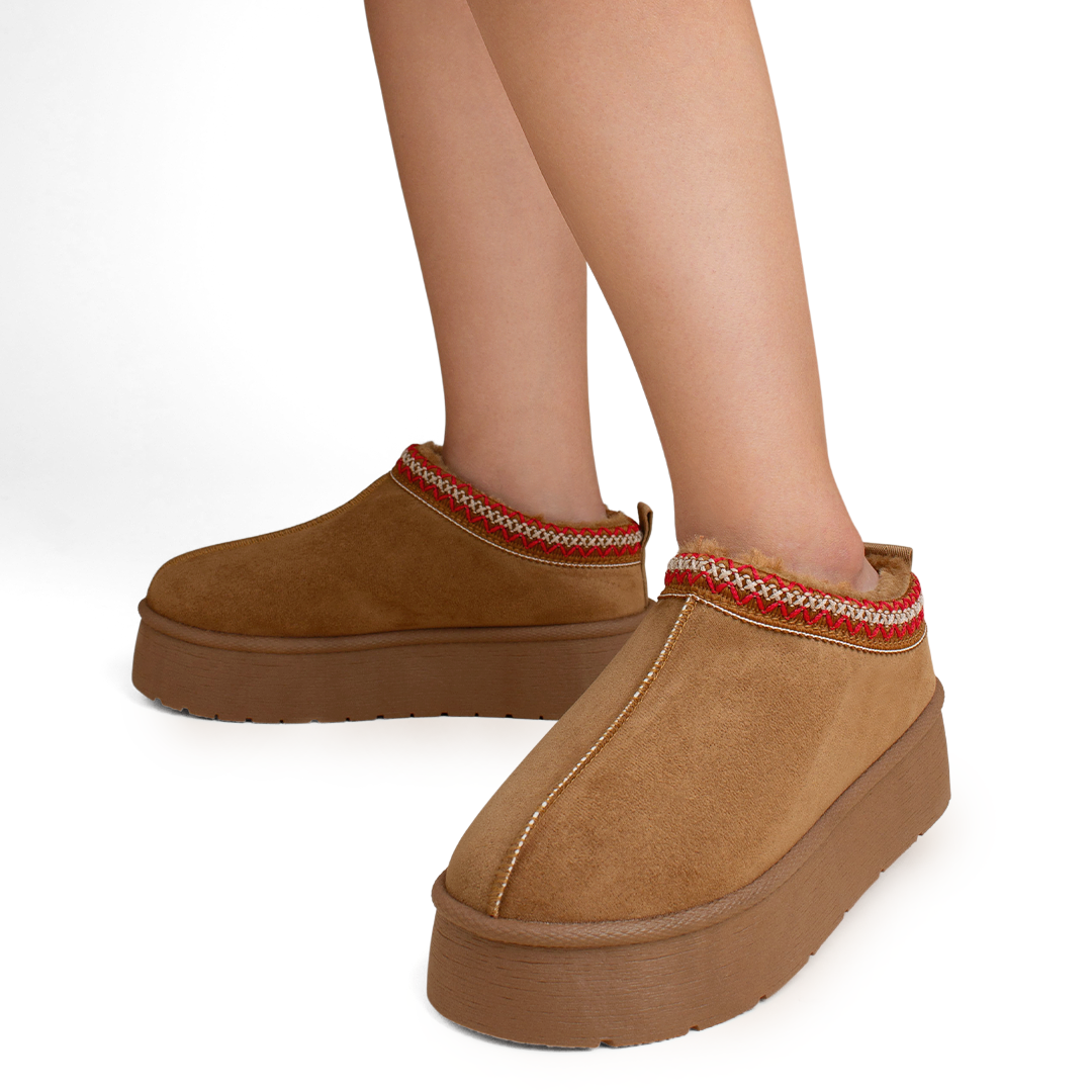 Botines cafés tipo zuecos para dama con detalle trenzado, peluche y plataforma baja 5cm 