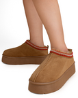 Botines cafés tipo zuecos para dama con detalle trenzado, peluche y plataforma baja 5cm 